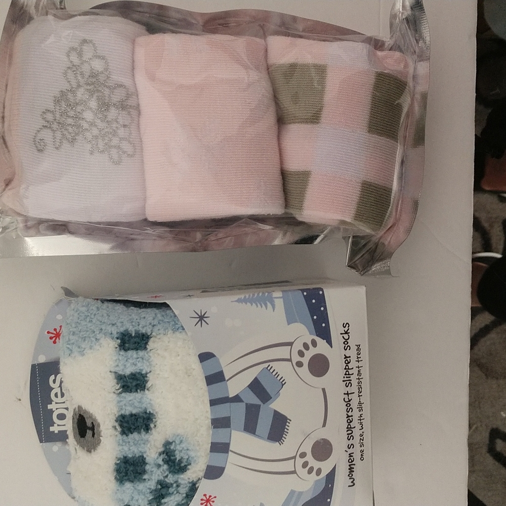 New Socks and Tote Slipper Socks sz 9-11